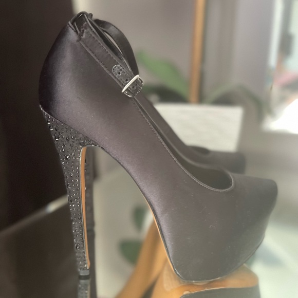 Vintage H by Halston platform heels - Picture 4 of 5